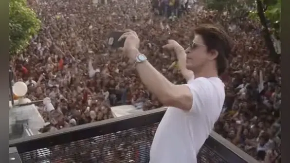 Shah Rukh Khan Video: प्रशंसकों की ऐसी चाहत देख गदगद हुए किंग खान, वीडियो शेयर कर बोले- प्यार का समंदर…