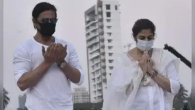 लता मंगेशकर के अंतिम संस्कार में शाहरुख खान संग दिख रहीं महिला कौन है ? ये तसवीर चर्चा में..