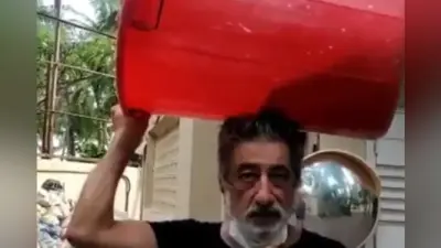 सिर पर ड्रम रखकर शराब खरीदने निकले शक्ति कपूर, आपने देखा क्या ये फनी वीडियो?
