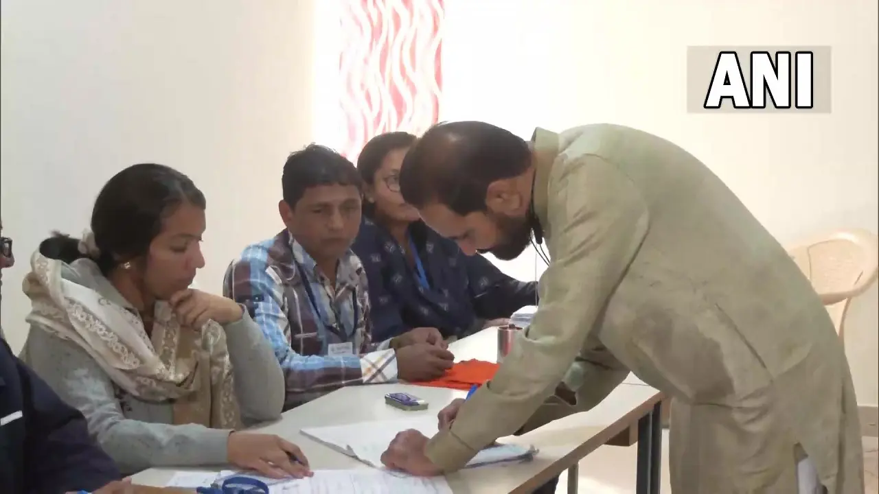 Gujarat Election 2022 : कांग्रेस के राज्यसभा सांसद शक्तिसिंह गोहिल ने किया मतदान, CM पद का है चेहरा!