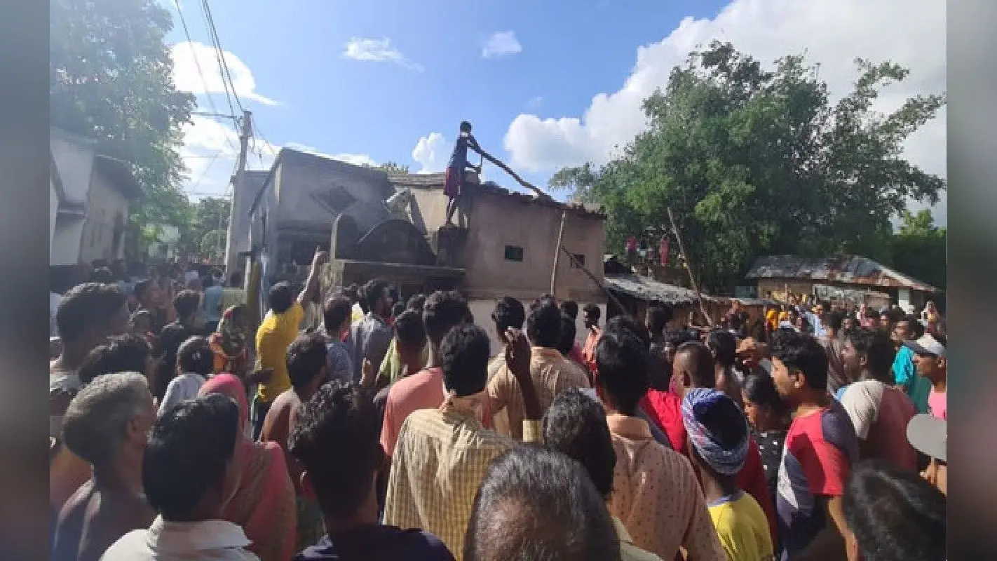 Bengal News: शांतिनिकेतन से लापता बच्चे का शव पड़ोसी के घर से मिला,भीड़ ने लगाई आग, इलाके में तनाव