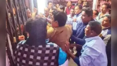विश्व भारती में छात्रों का प्रदर्शन जारी, विभिन्न मांगों को लेकर कुलपति का देर रात किया घेराव