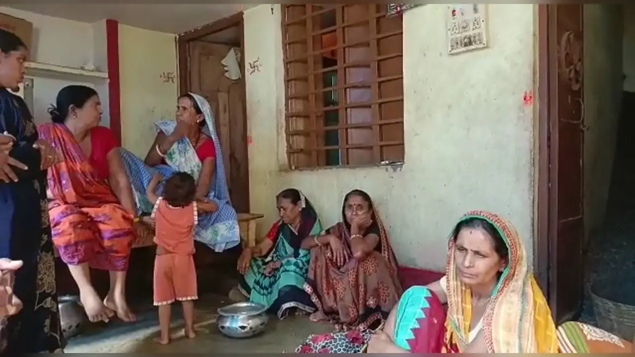 Bihar: भागलपुर में धड़ल्ले से परोसी जा रही नकली शराब, होली में मौत से कोहराम के बाद भी होम डिलीवरी जारी