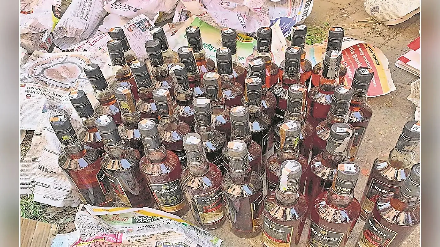 पटना में गैरेज से 255 बोतल शराब बरामद, राजस्व कॉलोनी के अधिकारियों ने दी थी सूचना, हिरासत में गार्ड