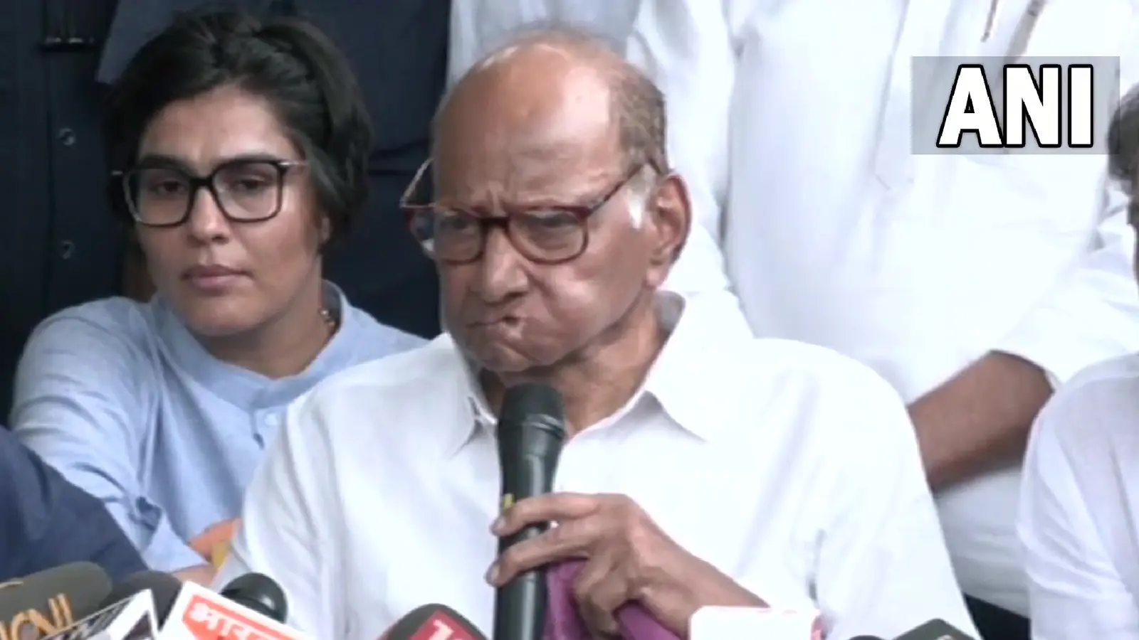 NCP Crisis: शरद पवार ने खुद को बताया एनसीपी अध्यक्ष, अजित पवार सहित सभी 9 बागी विधायकों को पार्टी से किया बाहर