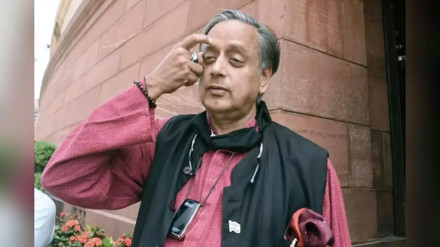 Shashi Tharoor Gadget: बड़े काम की है यह डिवाइस, जिसे शशि थरूर गले में लटकाकर हमेशा रखते हैं अपने साथ