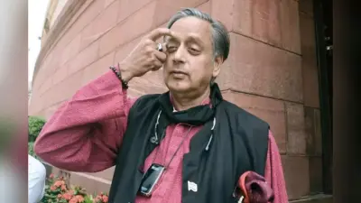 Shashi Tharoor Gadget: बड़े काम की है यह डिवाइस, जिसे शशि थरूर गले में लटकाकर हमेशा रखते हैं अपने साथ
