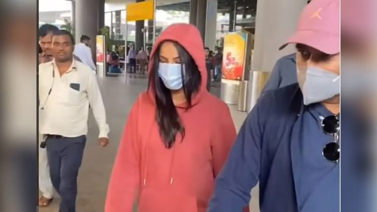 Shehnaaz Gill ने पैपराजी को देखते ही एयरपोर्ट पर लगाई दौड़, हूडी और मास्क से छुपाया चेहरा, देखें VIDEO
