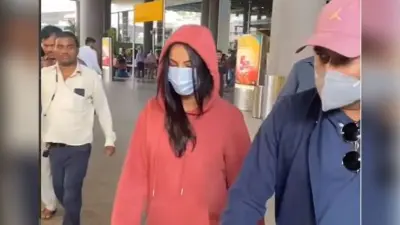 Shehnaaz Gill ने पैपराजी को देखते ही एयरपोर्ट पर लगाई दौड़, हूडी और मास्क से छुपाया चेहरा, देखें VIDEO