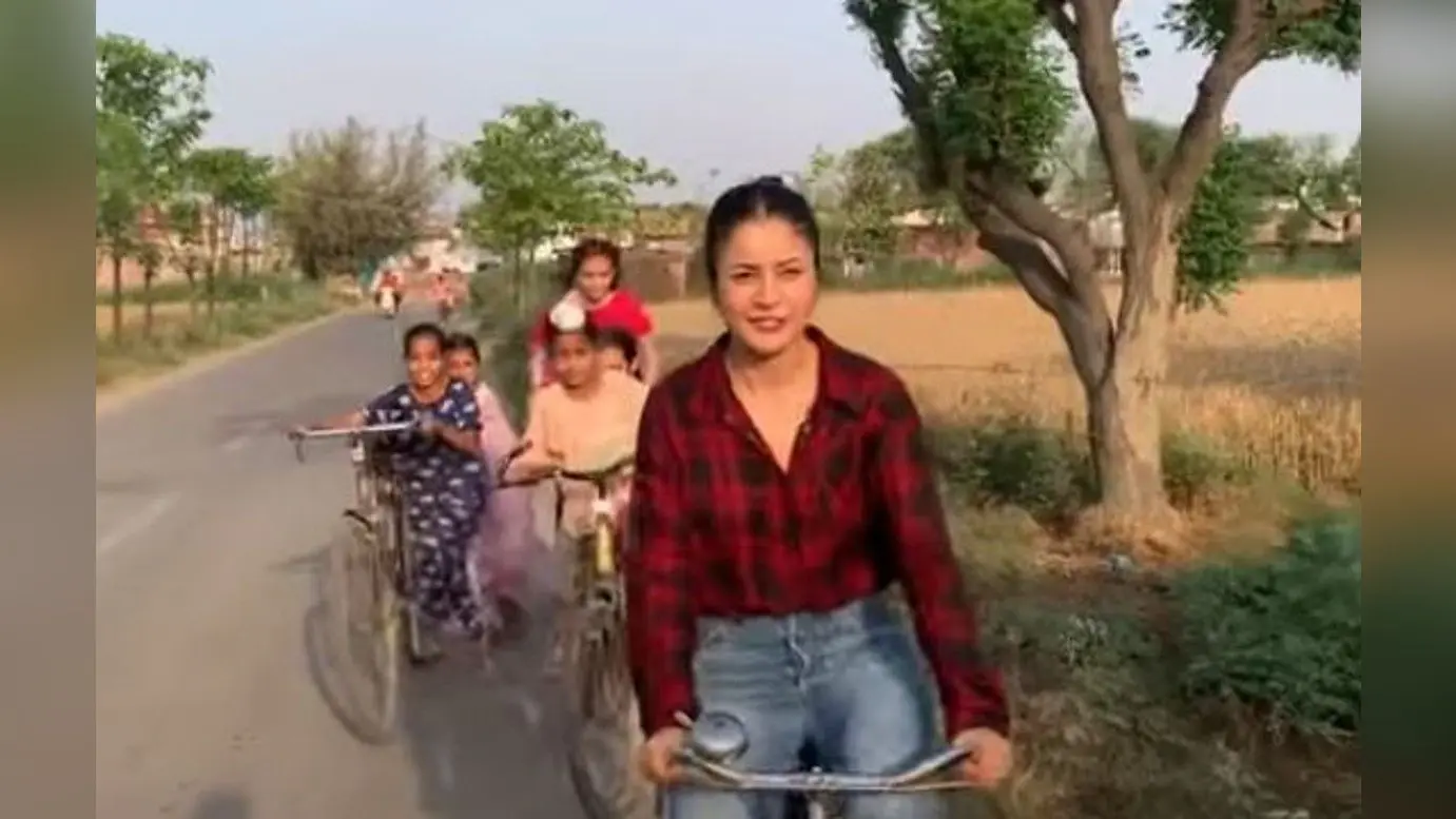 Shehnaaz Gill ने फैंस को दिखाया अपना गांव, बच्चों के साथ साइकिल की सवारी करती दिखीं एक्ट्रेस, VIDEO VIRAL