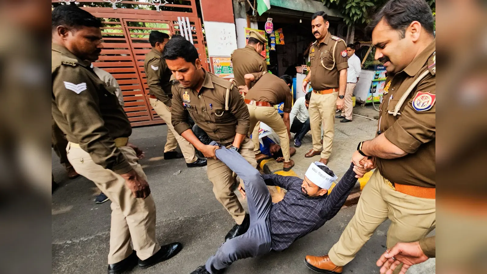 UP News: शिक्षक अभ्यर्थी बीजेपी कार्यालय में घुसे, पुलिस ने किया लाठीचार्ज
