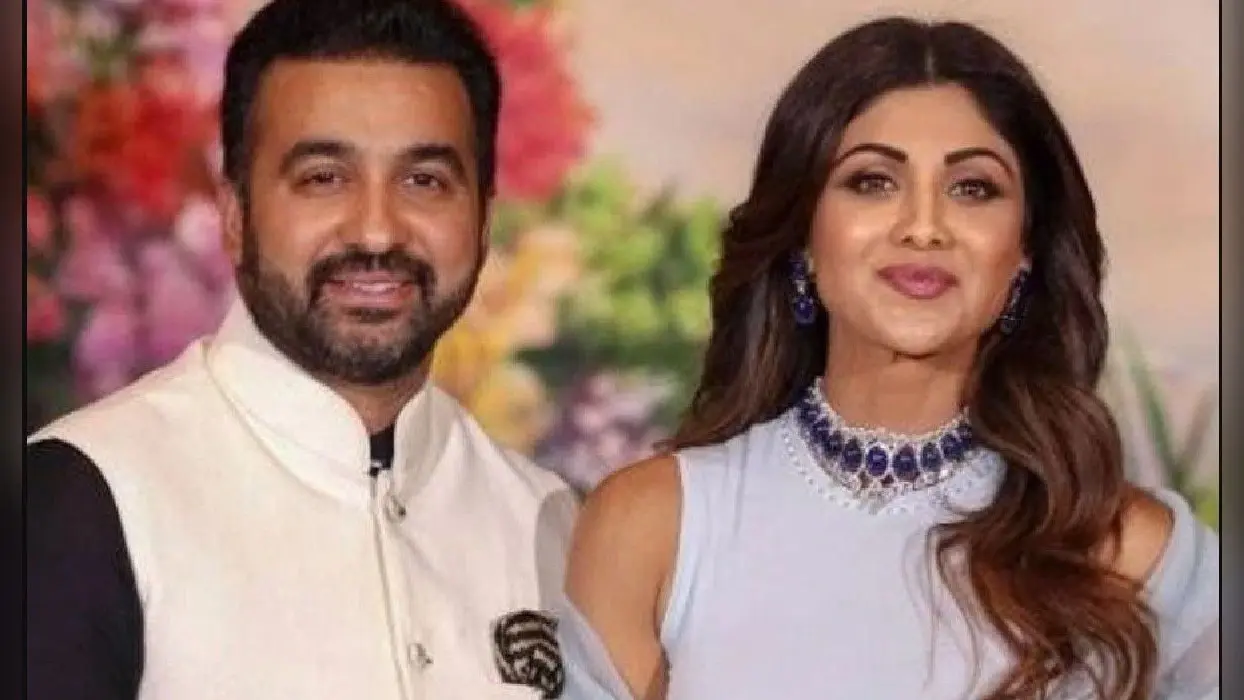 शिल्पा शेट्टी ने पेड़ की जड़ों पर बैठकर किया योगा, फैंस बोले- दुनिया की हलचल से दूर एकांत में…