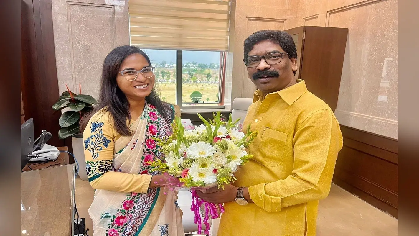 Shilpi Neha Oath Ceremony: लगातार दो बार जीत कर विधानसभा पहुंची शिल्पी नेहा तिर्की, अब बनी मंत्री, ऐसा रहा है सियासी सफर
