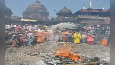 काशी में चिताओं के भस्म से खेली गयी होली, ‘खेलें मसाने में होली दिगंबर’ गाने पर झूमे शिवभक्त