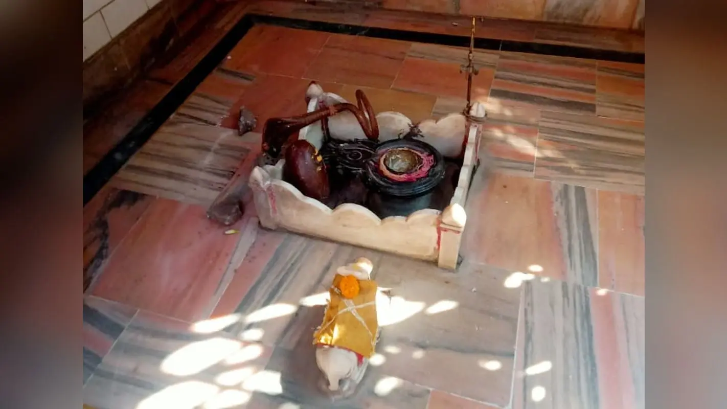 शिवलिंग से छेड़छाड़ के बाद रांची में तनाव, रंगरेज गली में पुलिस बल तैनात, दुकानें बंद