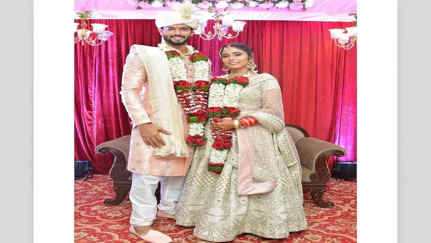 भारतीय ऑलराउंडर शिवम दुबे ने गर्लफ्रेंड अजुम खान से की शादी, मुस्लिम रिवाज से निभाई रस्में, तसवीरें वायरल