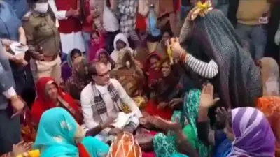 Madhya Pradesh News: सीएम शिवराज सिंह चौहान बैठकर बजाने लगे वाद्य यंत्र, झूमने लगी महिलाएं