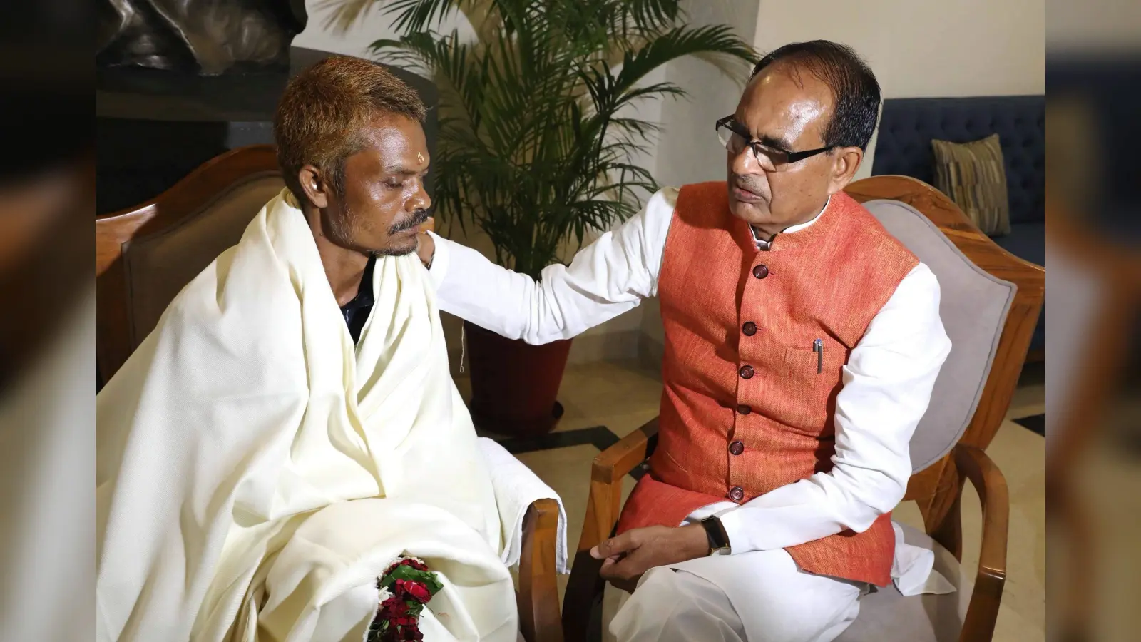 सीधी पेशाब कांड: पीड़ित दशमत को दी गयी आर्थिक मदद, कल सीएम शिवराज ने धोए थे पैर