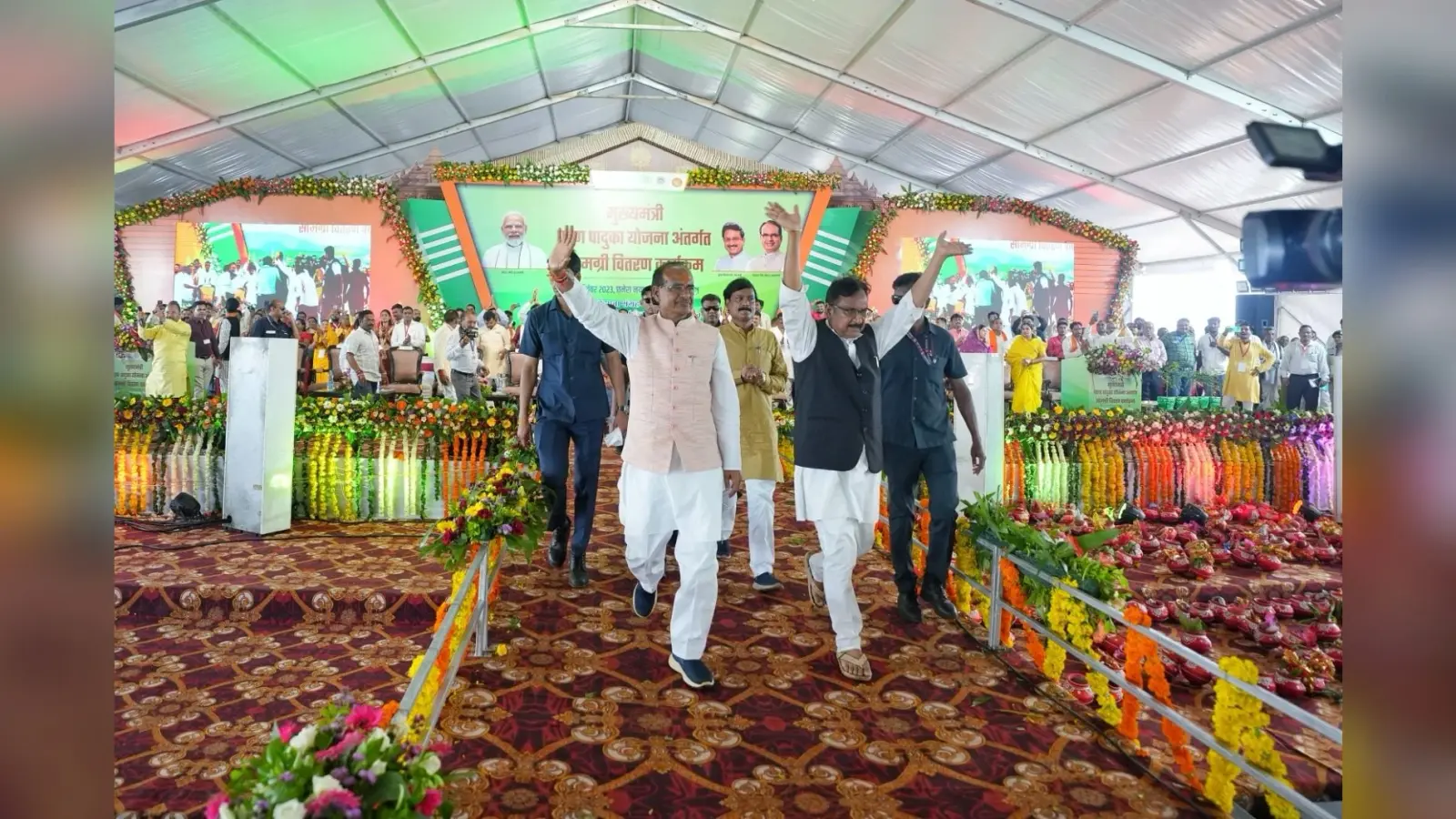 CoronaVirus In Madhya Pradesh : शिवराज सरकार का बड़ा फैसला- इन जिलों में संपूर्ण लॉकडाउन, शहरी इलाकों में सख्ती बढ़ी