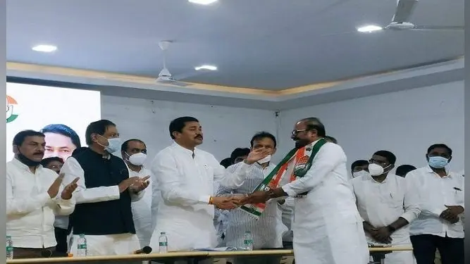 महाराष्ट्र में दलबदल का खेल तेज, तीन बार विधायक रहे शिवसेना नेता ने थामा कांग्रेस का हाथ
