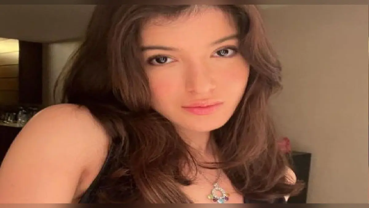 Shanaya Kapoor ने ब्लैक ड्रेस में दिखाईं अदाएं, स्टारकिड के पेंडेंट ने खींचा फैंस का ध्यान, PHOTOS