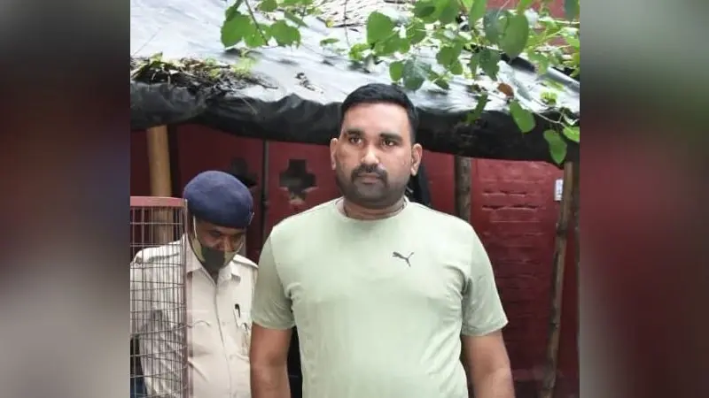 झारखंड में BJP नेता सतीश सिंह हत्याकांड के मुख्य आरोपी गांधी ने CJM कोर्ट में किया सरेंडर