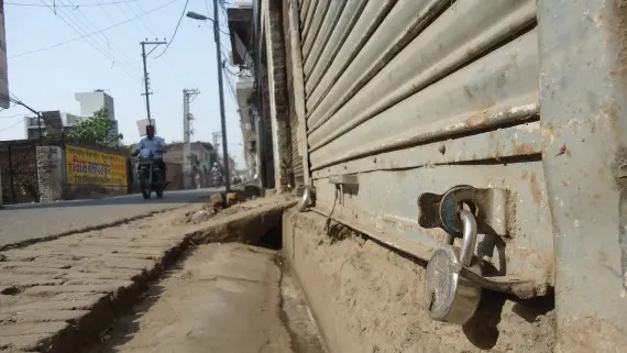सोनू सूद फ्री में सिल रहे लोगों के कपड़े, यकीन ना हो तो देखिए सोशल मीडिया पर वायरल ये VIDEO