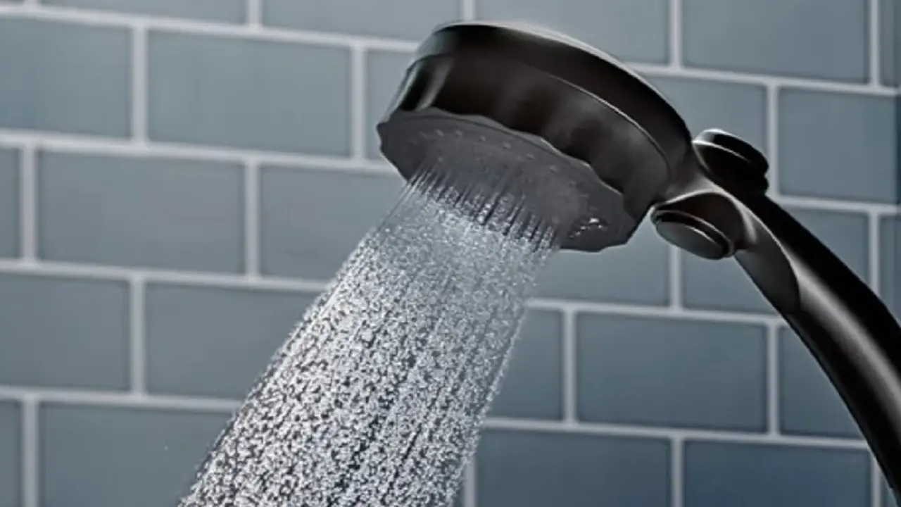 Bathing Habits: नहाते समय इन बातों का रखें ध्यान, वरना पेट की समस्या से हो जाएंगे परेशान