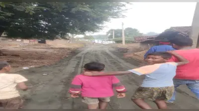 Jharkhand News : जर्जर सड़क पर चलना हुआ मुश्किल, तो श्रमदान से की मरम्मत, गांव के अधिकारियों ने की ऐसे मदद