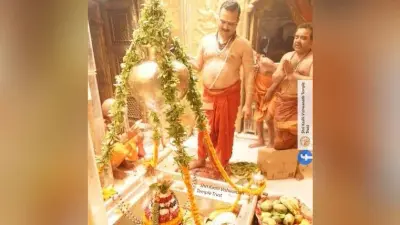 Sawan: श्रीकाशी विश्वनाथ के दर्शन को उमड़े श्रद्धालु, प्रयागराज में कांवरियों पर पुष्पवर्षा, देखें तस्वीरें