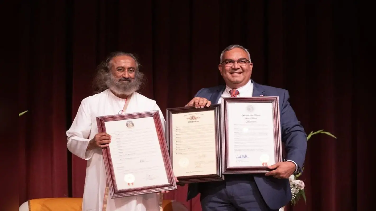 अमेरिका में मनाया जाएगा श्री श्री रविशंकर डे, ऑर्ट ऑफ लिविंग के गुरु को कैनेडियन सिटीज ने किया सम्मानित
