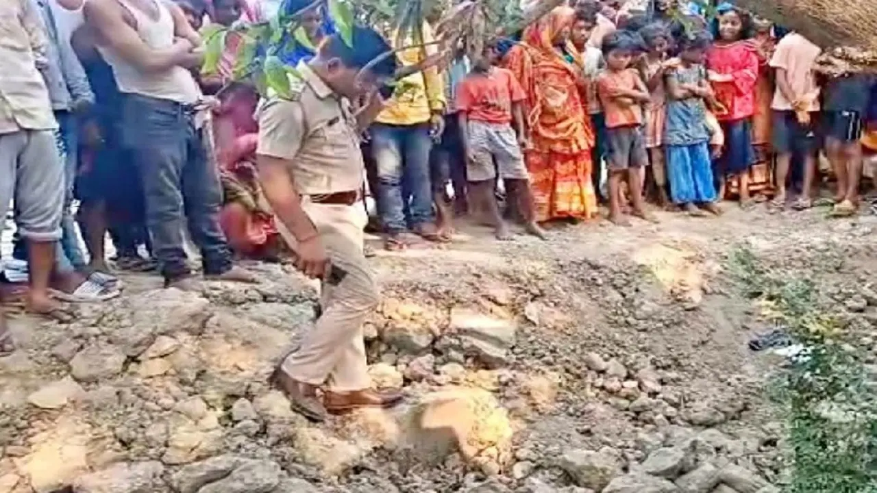 बिहार: दरभंगा में मिट्टी के नीचे से युवक का शव बरामद, मृतक की शिनाख्त में जुटी पुलिस