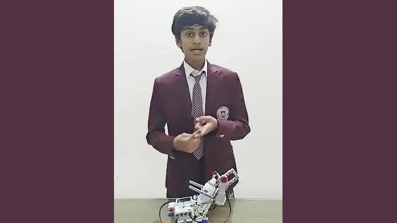 COVID 19 Update: दुबई में भारतीय छात्र ने बनाया हैंड सैनीटाइजर रोबोट
