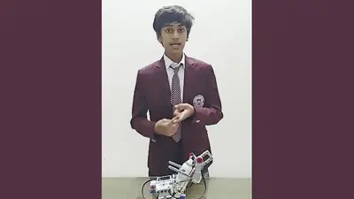 COVID 19 Update: दुबई में भारतीय छात्र ने बनाया हैंड सैनीटाइजर रोबोट