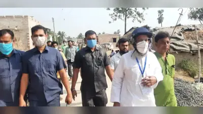 हेलमेट पहनकर बूथों का जायजा लेने निकले मंत्री सिद्दीकुल्ला चौधरी, कहा- बीजेपी फैला रही हैं हिंसा
