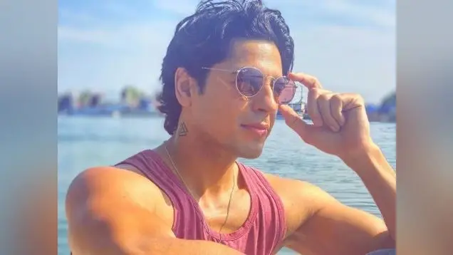 EXCLUSIVE: हमारा देश दुनिया की सबसे बड़ी डेमोक्रेसी है तो मु��्किलें भी होंगी ही -सिद्धार्थ मल्होत्रा