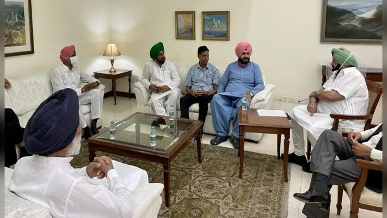 सीएम अमरिंदर सिंह को हटाने की मांग तेज, बागी मंत्री आज हरीश रावत से करेंगे मुलाकात, दिल्ली जाने का भी प्लान