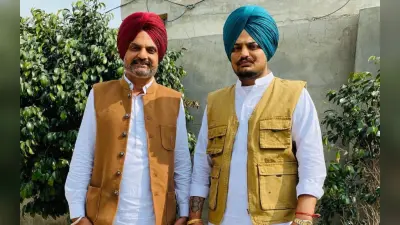 पंजाब विधानसभा के बाहर धरने पर बैठे सिद्धू मूसेवाला के माता-पिता, बोले- मामले की CBI जांच होनी चाहिए