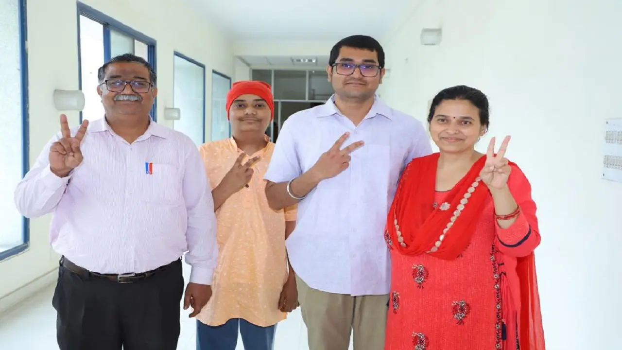 सीएसजेएमयू कानपुर के छात्र प्रभव ने गेट एग्जाम में लाया ऑल इंडिया तीसरी रैंक, विवि के कुलपति ने दी बधाई
