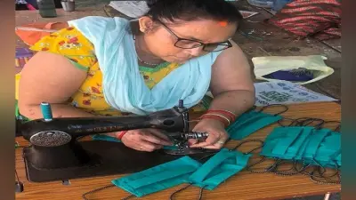 कोरोना से जंग: डॉक्टर की पत्नी गरीबों के लिये रोज बना रही 200 से अधिक मास्क, एमबीबीएस बेटा कर रहा लोगों को सैनिटाइज