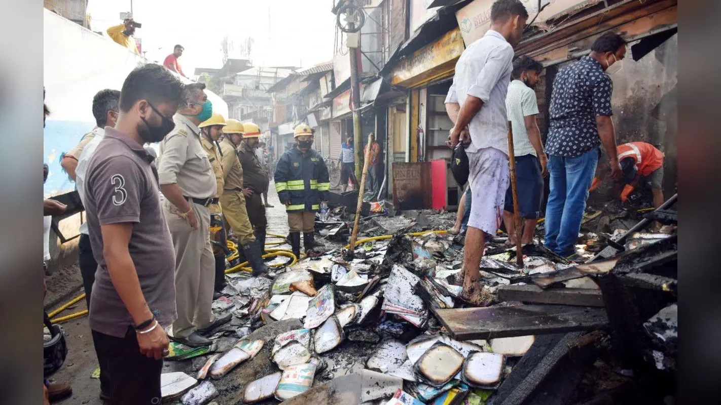 महावीर स्थान बाजार में लगी आग, 7 दुकान जलकर खाक, लाखों का नुकसान, पर्यटन मंत्री ने घटनास्थल का लिया जायजा