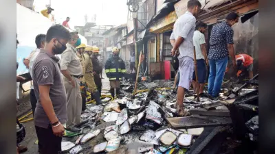 महावीर स्थान बाजार में लगी आग, 7 दुकान जलकर खाक, लाखों का नुकसान, पर्यटन मंत्री ने घटनास्थल का लिया जायजा