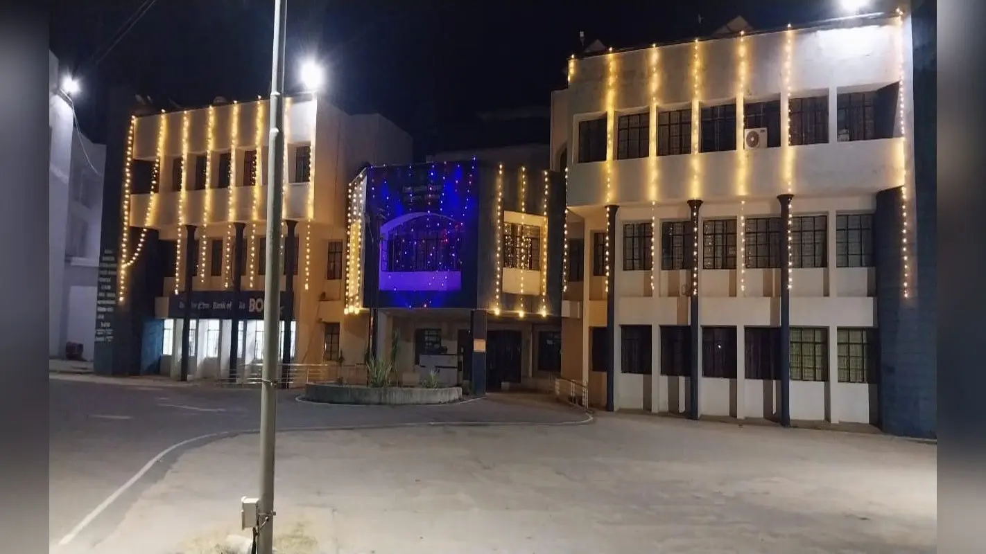 सिमडेगा : वृक्षारोपण व भवनों में झालर लगा कर जिले में हुई स्थापना दिवस की रस्म अदायगी, बना चर्चा का विषय