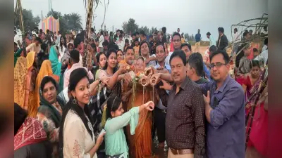 सिमडेगा के शंख नदी छठ घाट पर जुटे छठव्रती, उदयमान सूर्य को दिया अर्घ्य