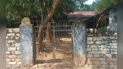झारखंड के एक स्कूल में 8 दिनों से लटका है ताला, ग्रामीणों ने शिक्षक बहाली में गड़बड़ी का लगाया आरोप