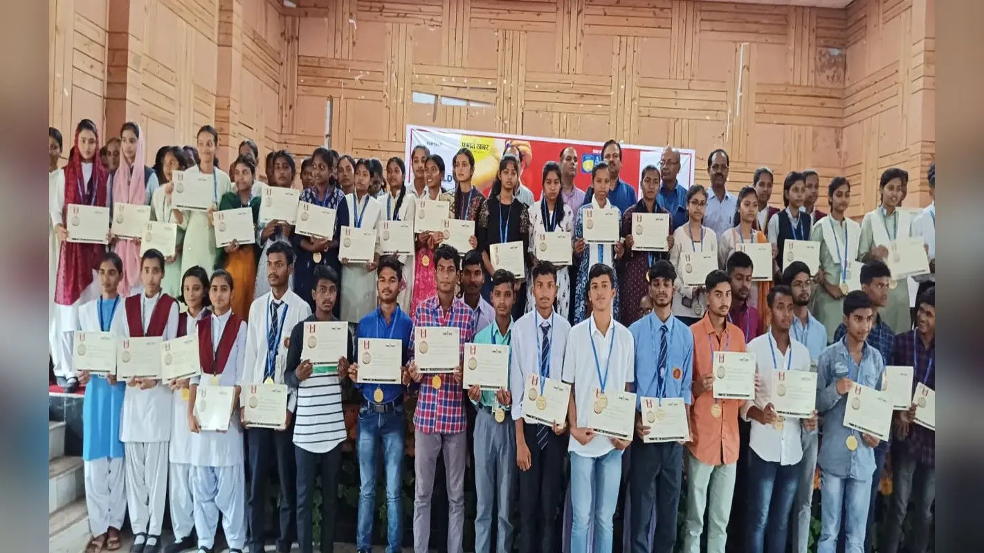 झारखंड : सिमडेगा में 200 टॉपर्स को प्रभात खबर ने दिया प्रतिभा सम्मान, डीडीसी बोले- रुचि के अनुसार चुनें करियर