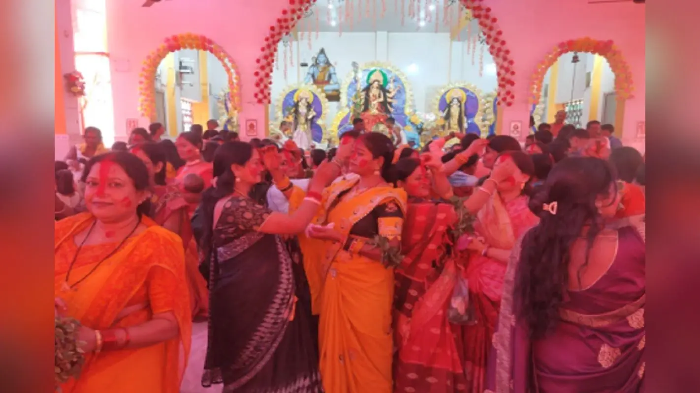 सरायकेला में महिलाओं ने किया सिंदूर खेला, जानें क्या है इस परंपरा को करने के पीछे की मान्यता