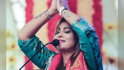 ‘मामा मैजिक करत हैं’, मध्य प्रदेश में चुनाव के पहले भिड़ीं नेहा सिंह राठौर और अनामिका जैन अंबर