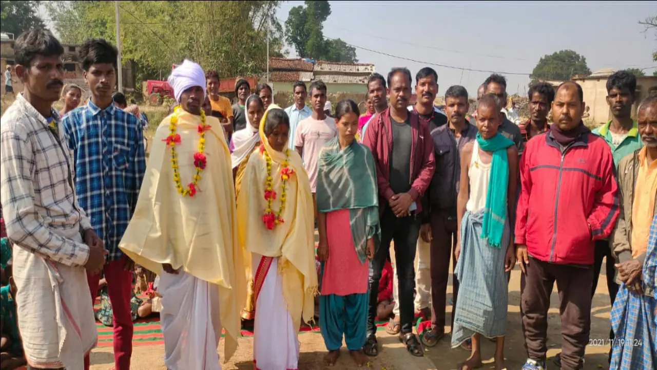 गुमला : प्रेमी युगल के बीच परिवार के लोग बने थे दीवार, ग्रामीणों ने पहल कर करायी शादी