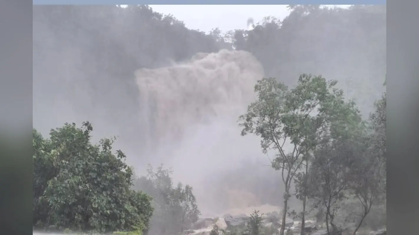 PHOTOS:भारी बारिश से निखरा रांची के सीता फॉल का सौंदर्य, माता सीता व लक्ष्मण के साथ यहां रुके थे भगवान श्रीराम